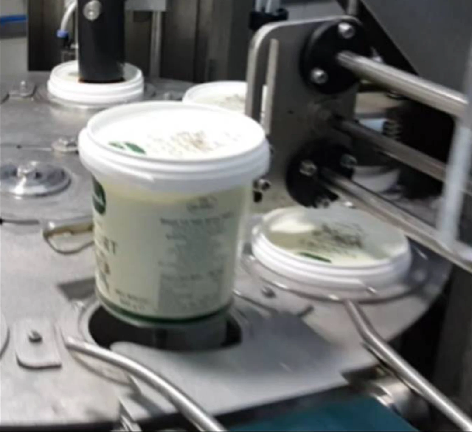 Detalle de la estación de alimentación de vasos y desapilado automático